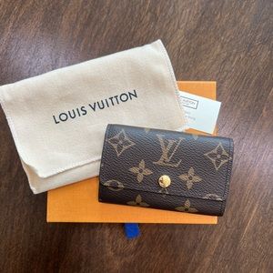 Authentic Louis Vuitton 6 key holder